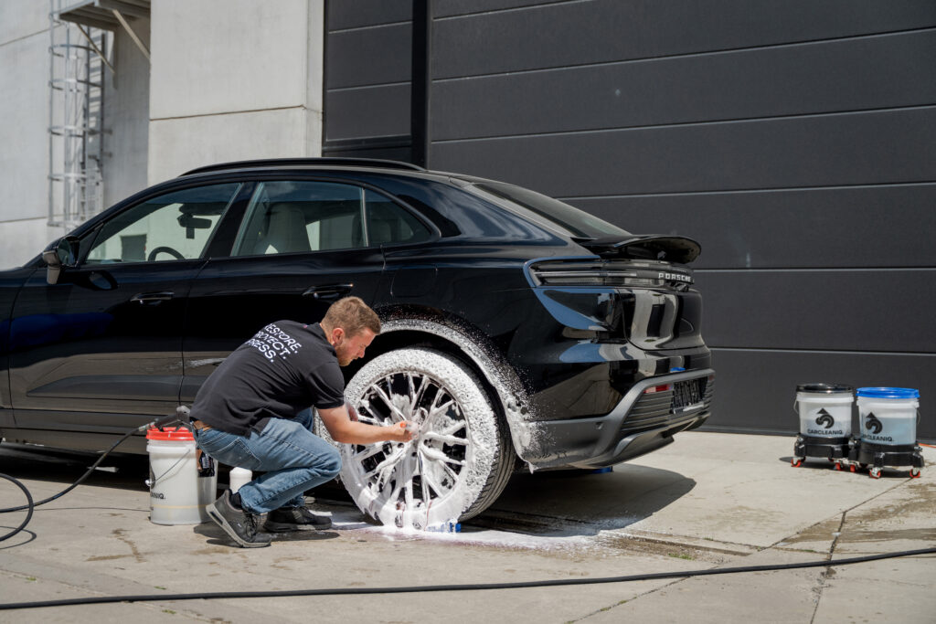carcleaniq porsche taycan velg scrubben