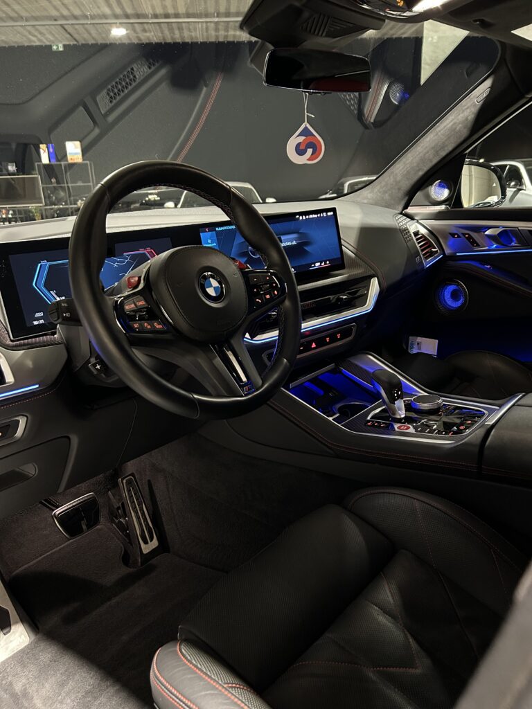 carcleaniq bmw m interieur zwart stuurwiel blauw dieptereiniging