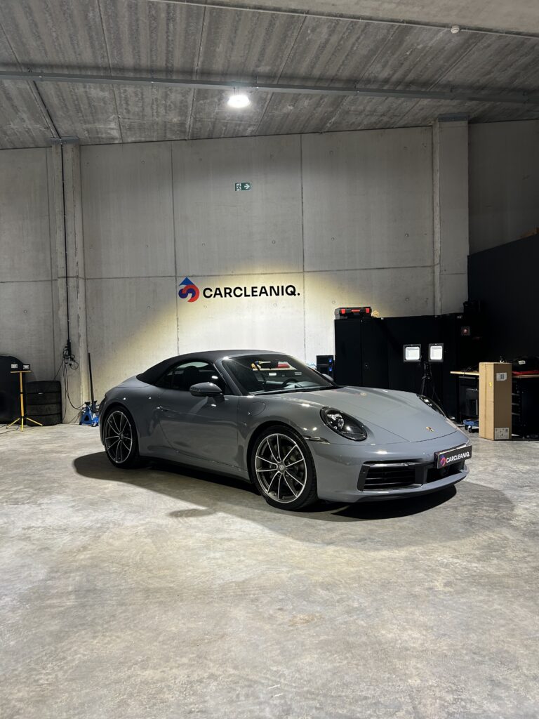 carcleaniq grijze porsche 911 voorkant garage premium handwas