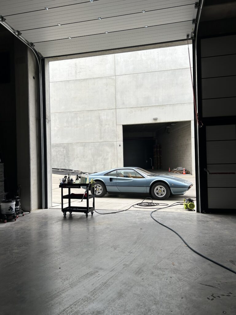 carcleaniq lichtblauwe ferrari klassiek zijkant premium handwas