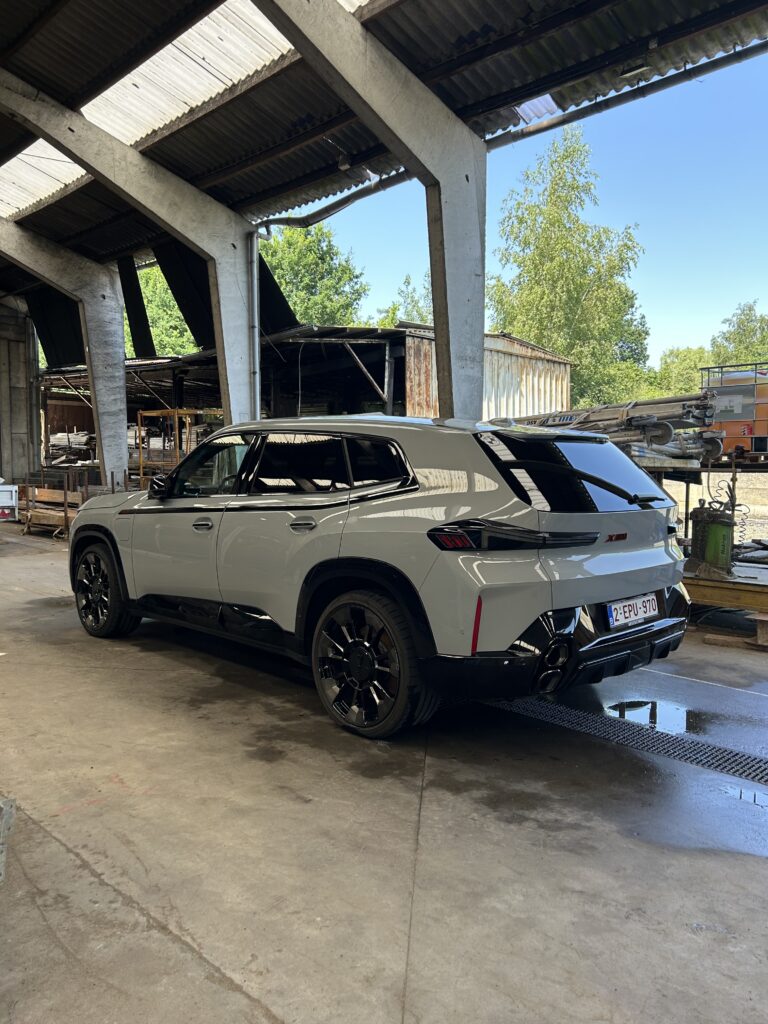 carcleaniq witte land rover defender svr zijkant premium handwas