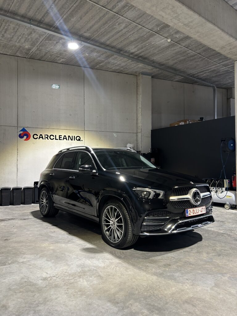 carcleaniq zwarte mercedes gle voorkant garage