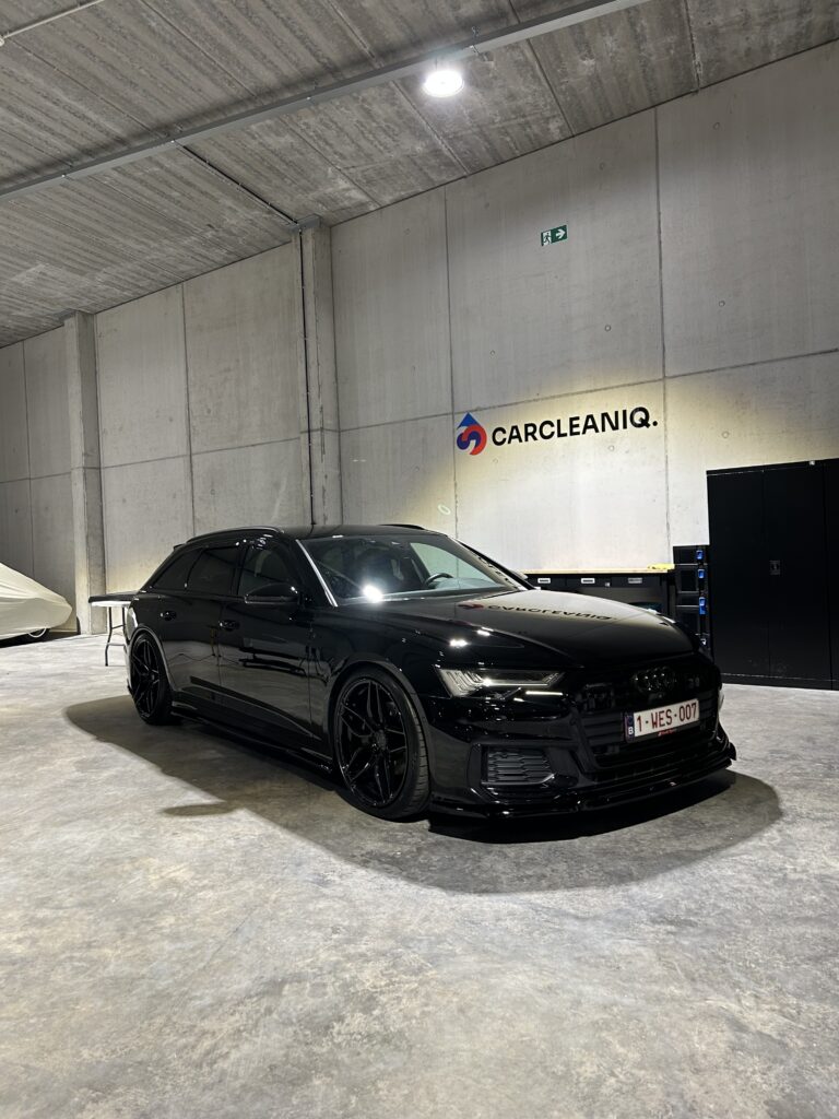 carcleaniq zwarte sportwagen zijkant keramische coating garage